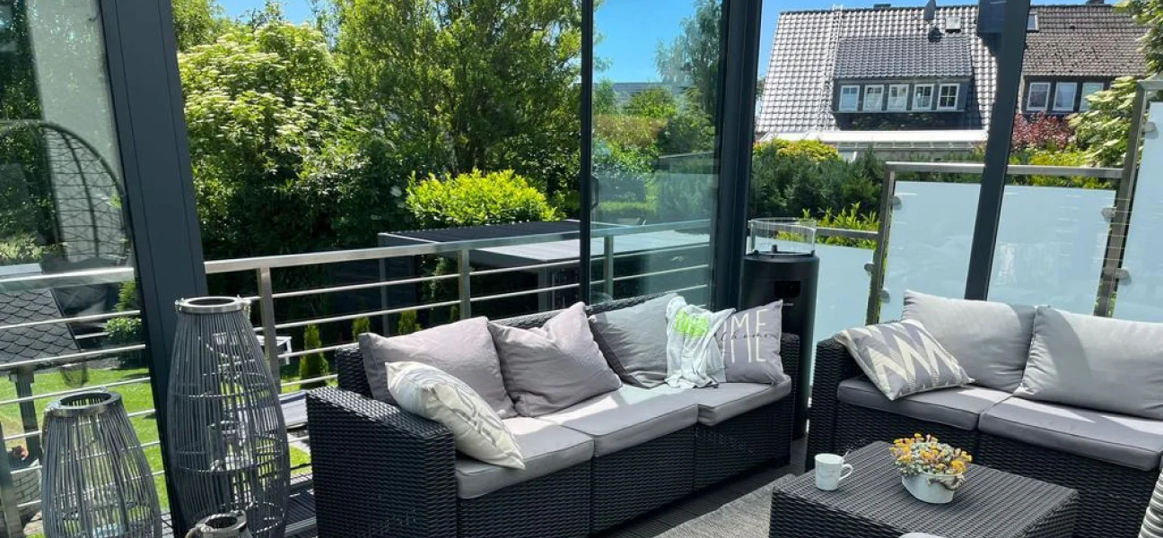 Sommergarten mit offene Fenster