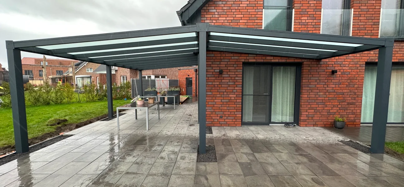 Terrassenüberdachung mit Milchglas Seitenansicht