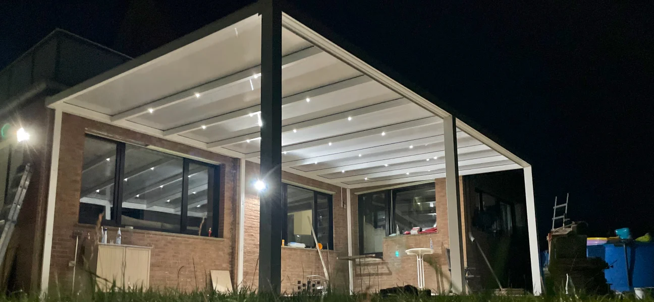 Terrassenüberdachung in weiß mit LEDs